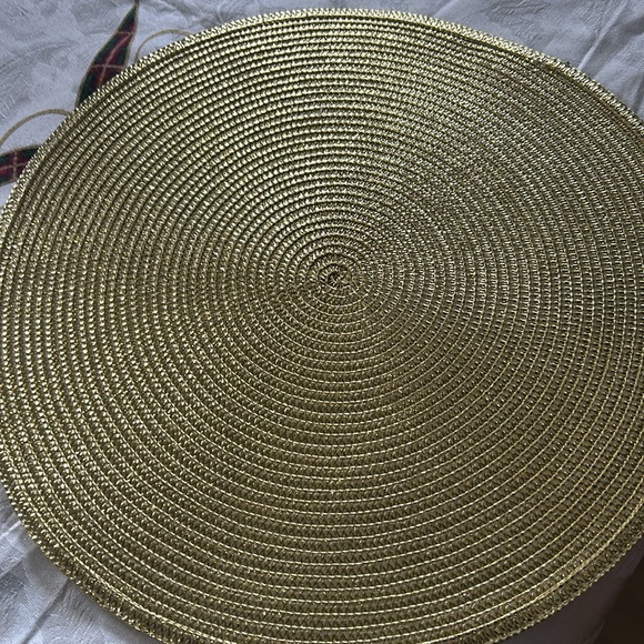 Used Lenox Holiday Collection: Salad Plate, Dinner Plate Set, and Tablecloth - Picture 4 of 5